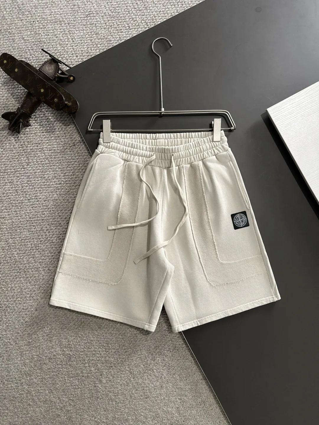 🅿️330 shipped next day, high quality Stone lsland/stone island 2025 spring and summer new style casual solid color loose shorts with elastic band, two needle stitches at the hem of the trousers, fine and firm stitching, custom-made fabrics at the counter, high breathability and comfort, impeccable details, brand element design concept, reflecting high quality. It feels delicate and soft! It presents a casual cut and the upper body shape is great! Size: S-XXL